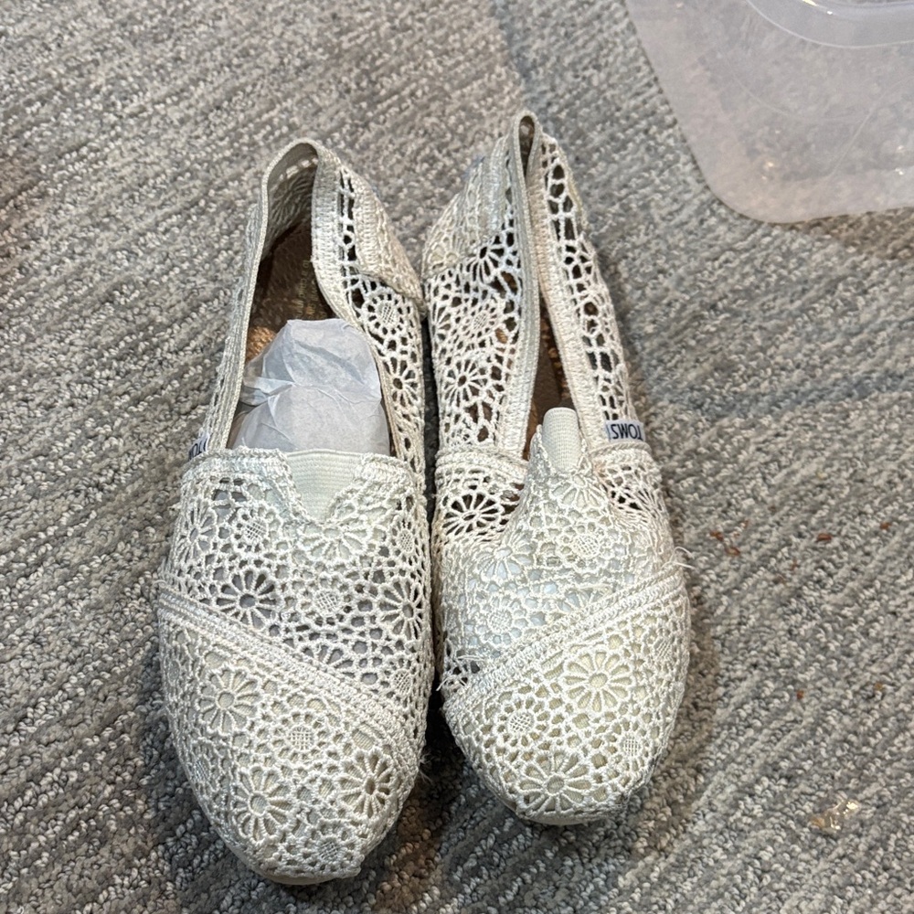 Toms Women's Floral Lace Flats in Cream